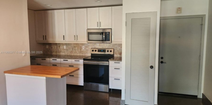 Кондоминиум с 1 спальней в Уилтон-Мэнорс, Флорида № 1956153