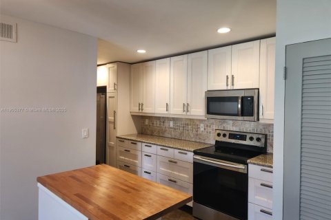 Снять в аренду кондоминиум в Уилтон-Мэнорс, Флорида 1 спальня, 69.68м2, № 1956153 - фото 4