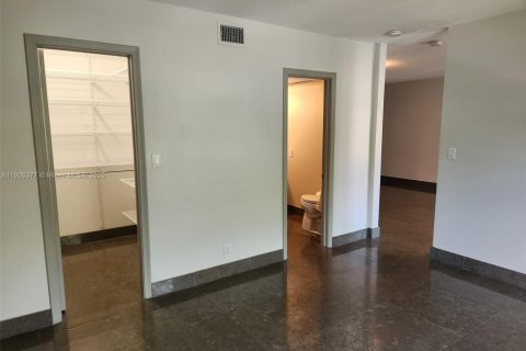 Снять в аренду кондоминиум в Уилтон-Мэнорс, Флорида 1 спальня, 69.68м2, № 1956153 - фото 14