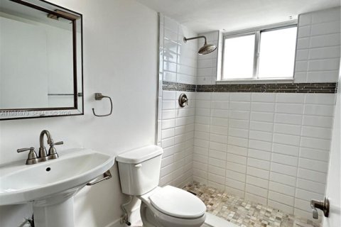 Condo in Miami, Florida, 1 bedroom  № 2042988 - photo 5