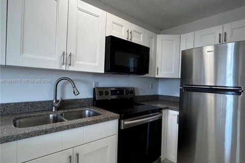 Condo in Miami, Florida, 1 bedroom  № 2042988 - photo 3