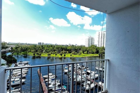 Condo in Miami, Florida, 1 bedroom  № 2042988 - photo 9