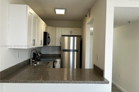 Condo in Miami, Florida, 1 bedroom  № 2042988 - photo 2