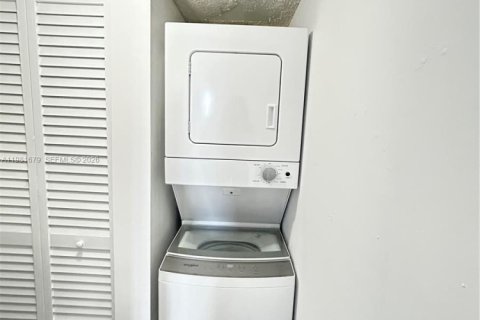 Condo in Miami, Florida, 1 bedroom  № 2042988 - photo 8