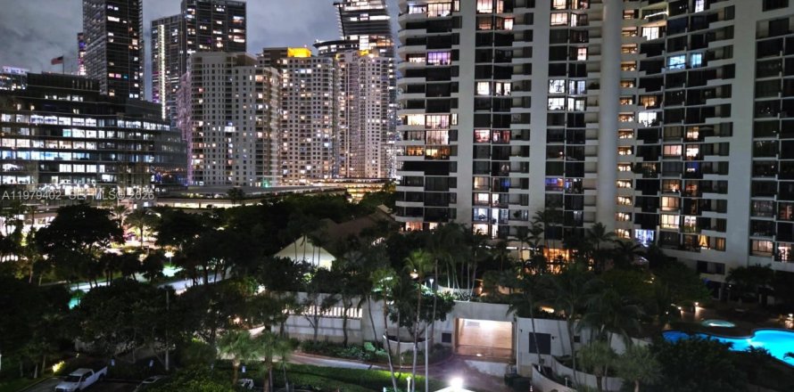 Кондоминиум с 1 спальней в Майами, Флорида № 2046052