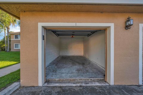 Condo in Jensen Beach, Florida, 2 bedrooms  № 1101111 - photo 1