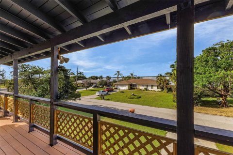 House in Fort Myers, Florida 2 bedrooms, 154.59 sq.m. № 1932078 - photo 6