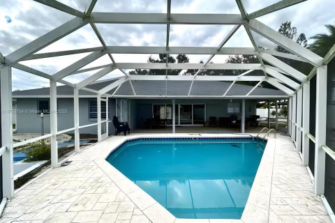 House in Fort Myers, Florida 3 bedrooms, 147.06 sq.m. № 1706705 - photo 1