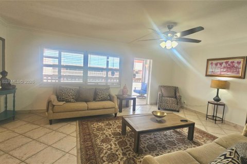 Copropriété à louer à Hallandale Beach, Floride: 2 chambres, 102.19 m2 № 2050179 - photo 8