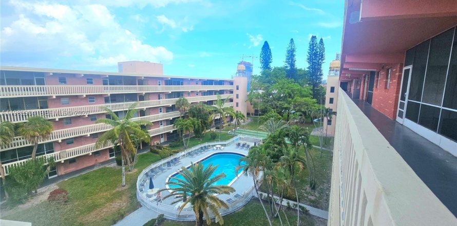 Condo à Hallandale Beach, Floride, 2 chambres  № 2050179