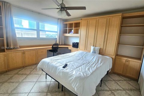 Copropriété à louer à Hallandale Beach, Floride: 2 chambres, 102.19 m2 № 2050179 - photo 13