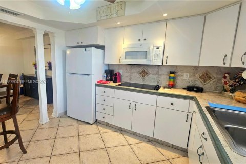 Copropriété à louer à Hallandale Beach, Floride: 2 chambres, 102.19 m2 № 2050179 - photo 4