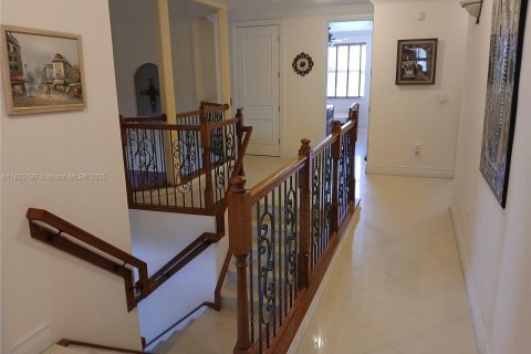 Villa ou maison à vendre à Miami, Floride: 4 chambres, 375.6 m2 № 1788523 - photo 17