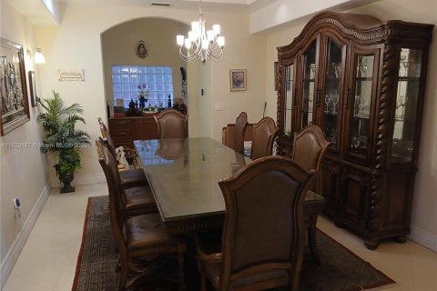 Villa ou maison à vendre à Miami, Floride: 4 chambres, 375.6 m2 № 1788523 - photo 12