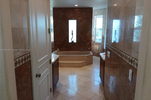 Villa ou maison à vendre à Miami, Floride: 4 chambres, 375.6 m2 № 1788523 - photo 25