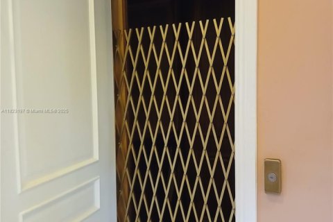 Villa ou maison à vendre à Miami, Floride: 4 chambres, 375.6 m2 № 1788523 - photo 13