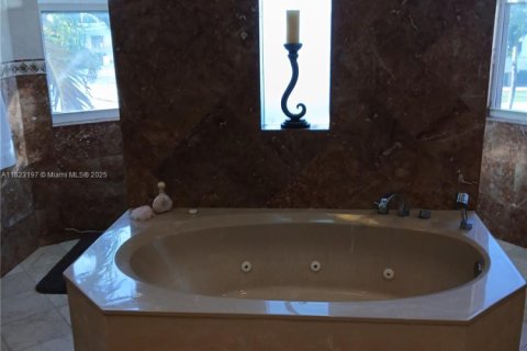 Villa ou maison à vendre à Miami, Floride: 4 chambres, 375.6 m2 № 1788523 - photo 29