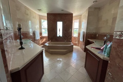 Villa ou maison à vendre à Miami, Floride: 4 chambres, 375.6 m2 № 1788523 - photo 26