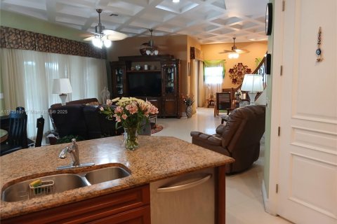 Villa ou maison à vendre à Miami, Floride: 4 chambres, 375.6 m2 № 1788523 - photo 21