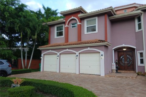 Villa ou maison à vendre à Miami, Floride: 4 chambres, 375.6 m2 № 1788523 - photo 1