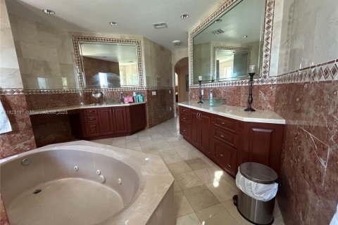 Villa ou maison à vendre à Miami, Floride: 4 chambres, 375.6 m2 № 1788523 - photo 28
