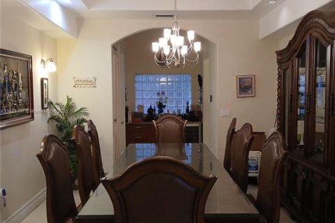 Villa ou maison à vendre à Miami, Floride: 4 chambres, 375.6 m2 № 1788523 - photo 10