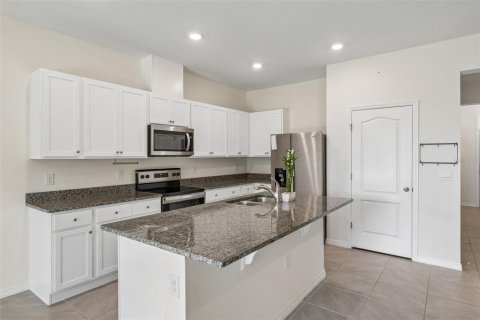 Townhouse in Howey-in-the-Hills, Florida 3 bedrooms, 155.43 sq.m. № 2378376 - photo 8