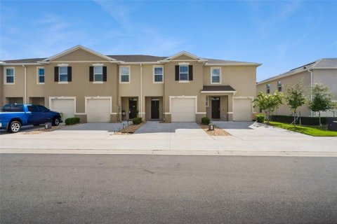 Townhouse in Howey-in-the-Hills, Florida 3 bedrooms, 155.43 sq.m. № 2378376 - photo 2