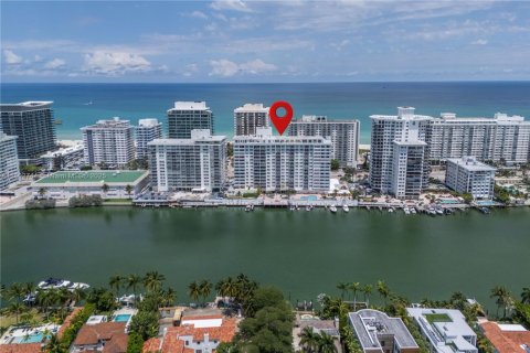Condo in Miami Beach, Florida, 2 bedrooms  № 1741405 - photo 1