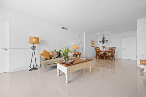 Condo in Miami Beach, Florida, 2 bedrooms  № 1741405 - photo 21