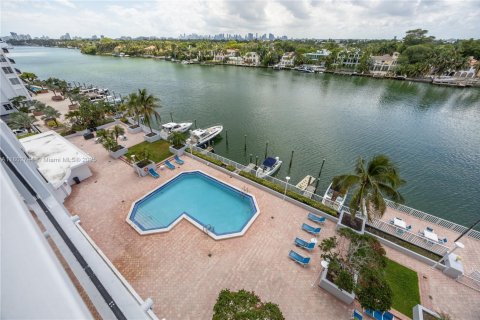Condo in Miami Beach, Florida, 2 bedrooms  № 1741405 - photo 9