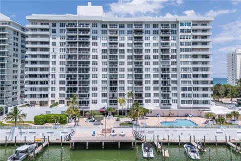 Condo in Miami Beach, Florida, 2 bedrooms  № 1741405 - photo 6