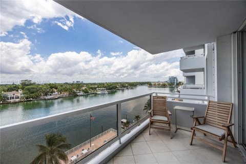 Condo in Miami Beach, Florida, 2 bedrooms  № 1741405 - photo 17