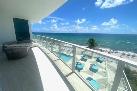 Condo in Hollywood, Florida, 3 bedrooms № 2181034 - photo 10