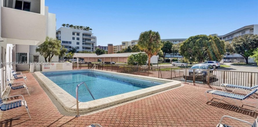 Condominio en Sunny Isles Beach, Florida, 2 dormitorios № 1992650