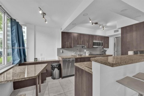 Condominio en venta en Sunny Isles Beach, Florida, 2 dormitorios, 81.29 m2 № 1992650 - foto 9