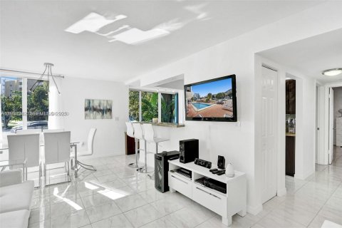 Condominio en venta en Sunny Isles Beach, Florida, 2 dormitorios, 81.29 m2 № 1992650 - foto 2