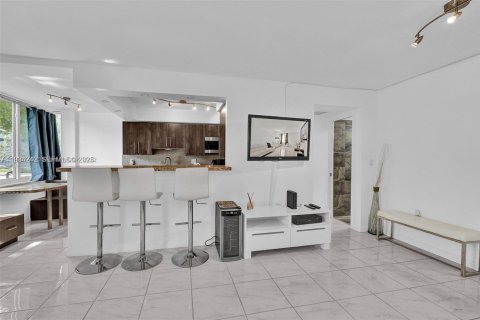 Condominio en venta en Sunny Isles Beach, Florida, 2 dormitorios, 81.29 m2 № 1992650 - foto 3