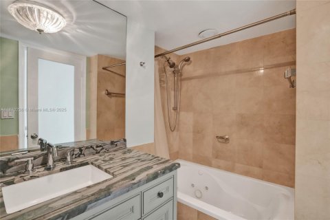 Condo in Miami Beach, Florida, 2 bedrooms  № 1941178 - photo 15