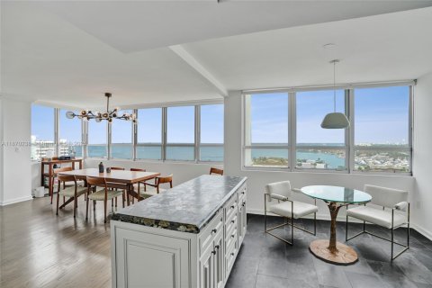 Condo in Miami Beach, Florida, 2 bedrooms  № 1941178 - photo 3
