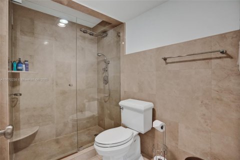 Condo in Miami Beach, Florida, 2 bedrooms  № 1941178 - photo 19