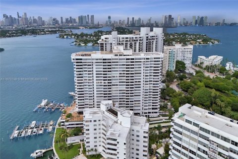 Condo in Miami Beach, Florida, 2 bedrooms  № 1941178 - photo 27