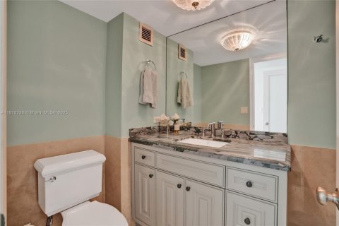 Condo in Miami Beach, Florida, 2 bedrooms  № 1941178 - photo 16