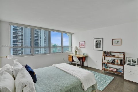 Condo in Miami Beach, Florida, 2 bedrooms  № 1941178 - photo 18