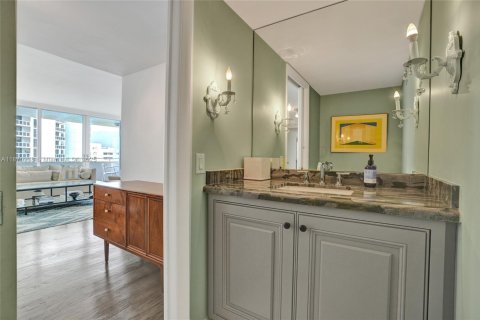 Condo in Miami Beach, Florida, 2 bedrooms  № 1941178 - photo 13