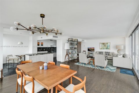 Condo in Miami Beach, Florida, 2 bedrooms  № 1941178 - photo 8