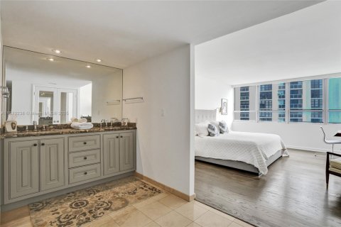 Condo in Miami Beach, Florida, 2 bedrooms  № 1941178 - photo 22