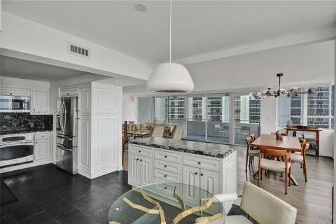 Condo in Miami Beach, Florida, 2 bedrooms  № 1941178 - photo 5