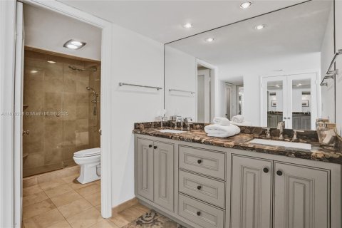 Condo in Miami Beach, Florida, 2 bedrooms  № 1941178 - photo 21