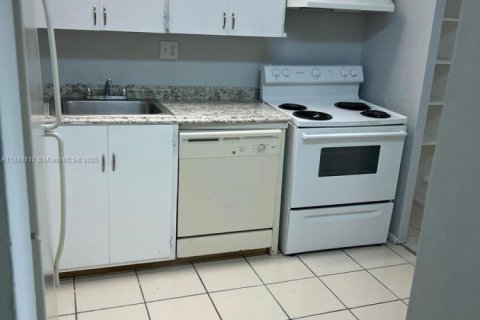 Снять в аренду кондоминиум в Тамарак, Флорида 1 спальня, 69.68м2, № 1848877 - фото 1